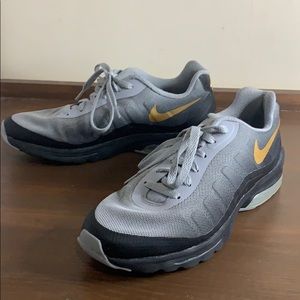 Nike Air Max Invigor Women’s 9.5 Gray